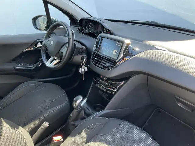 Peugeot 208 view 3