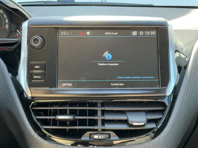 Peugeot 208 view 11