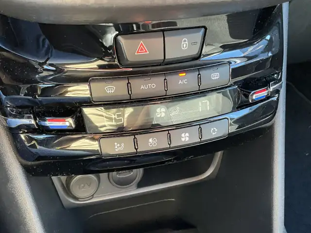 Peugeot 208 view 8