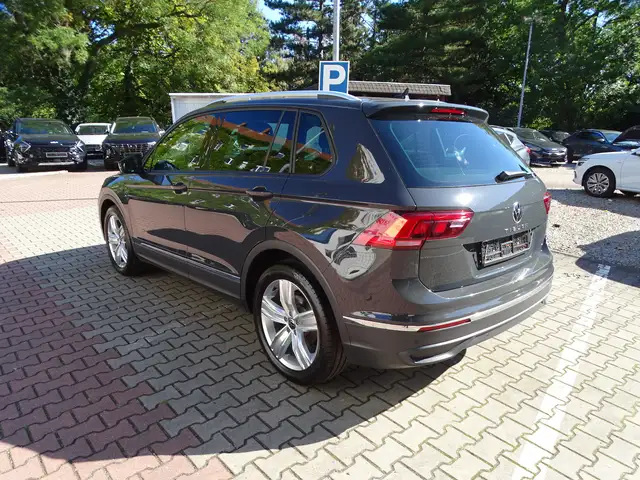 Volkswagen Tiguan view 4