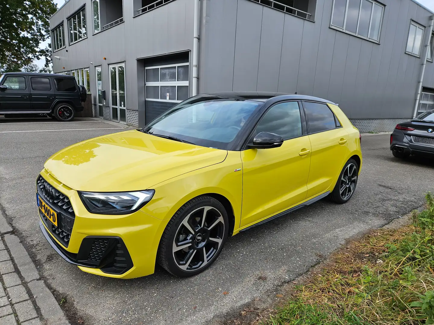 Audi A1 30 TFSI Edition One 3x S-line Geel - 1