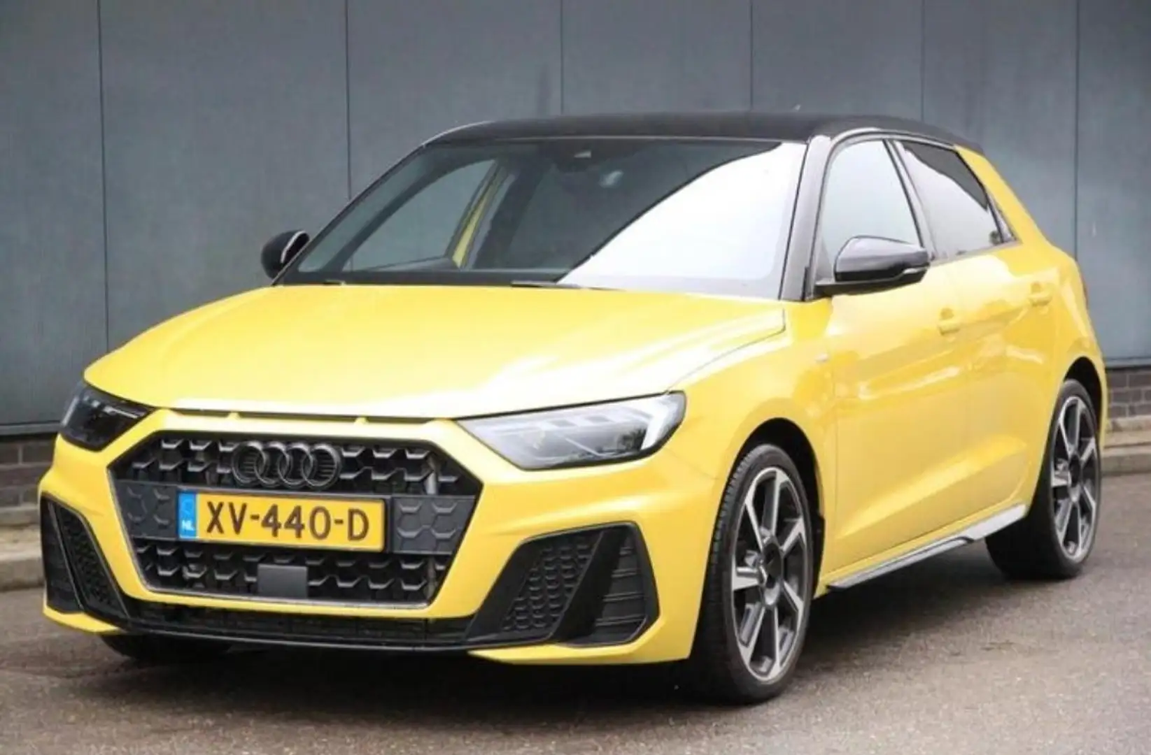 Audi A1 30 TFSI Edition One 3x S-line Geel - 2