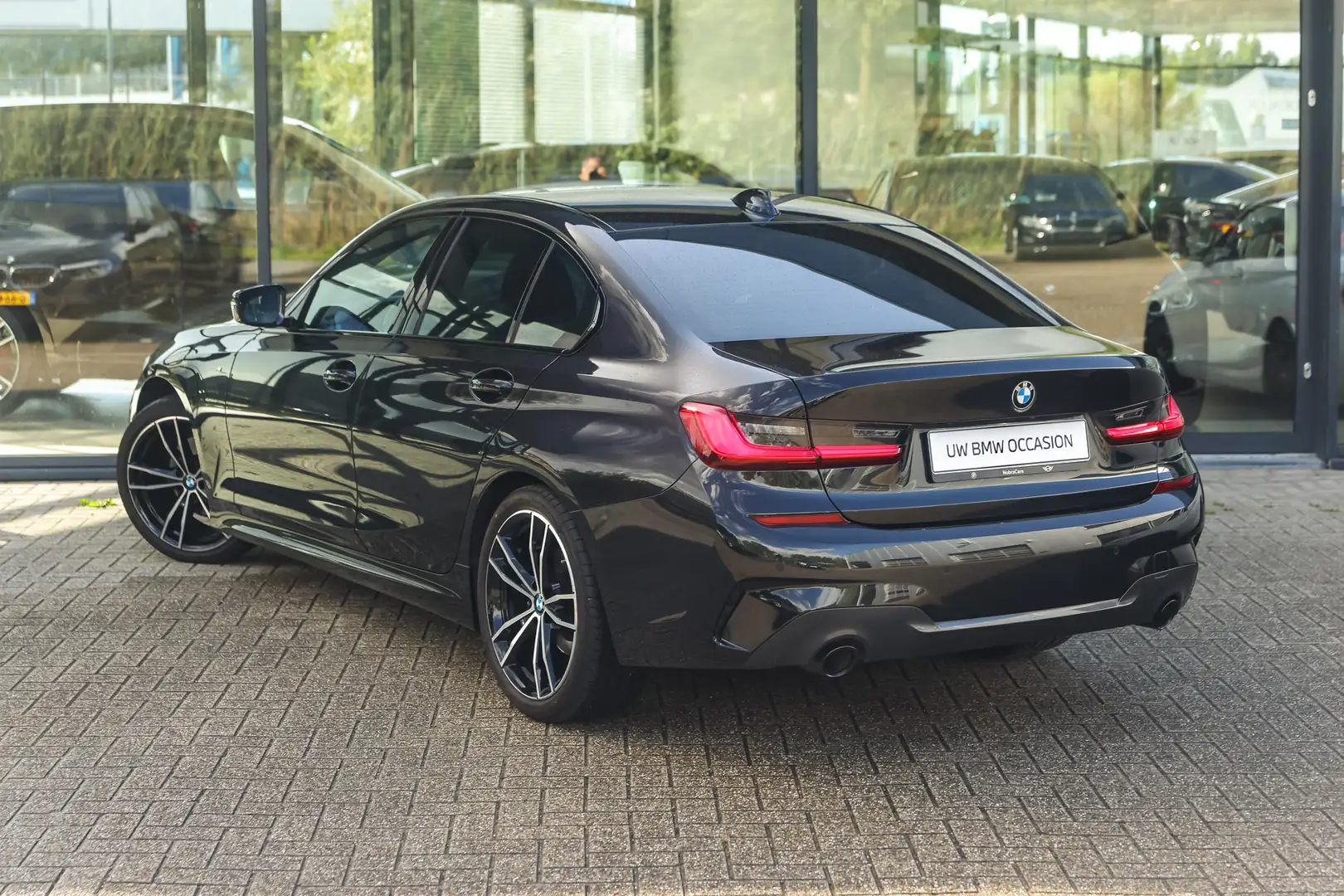 BMW 320 3 Serie 320i Executive M Sport Automaat / Sportsto Zwart - 2