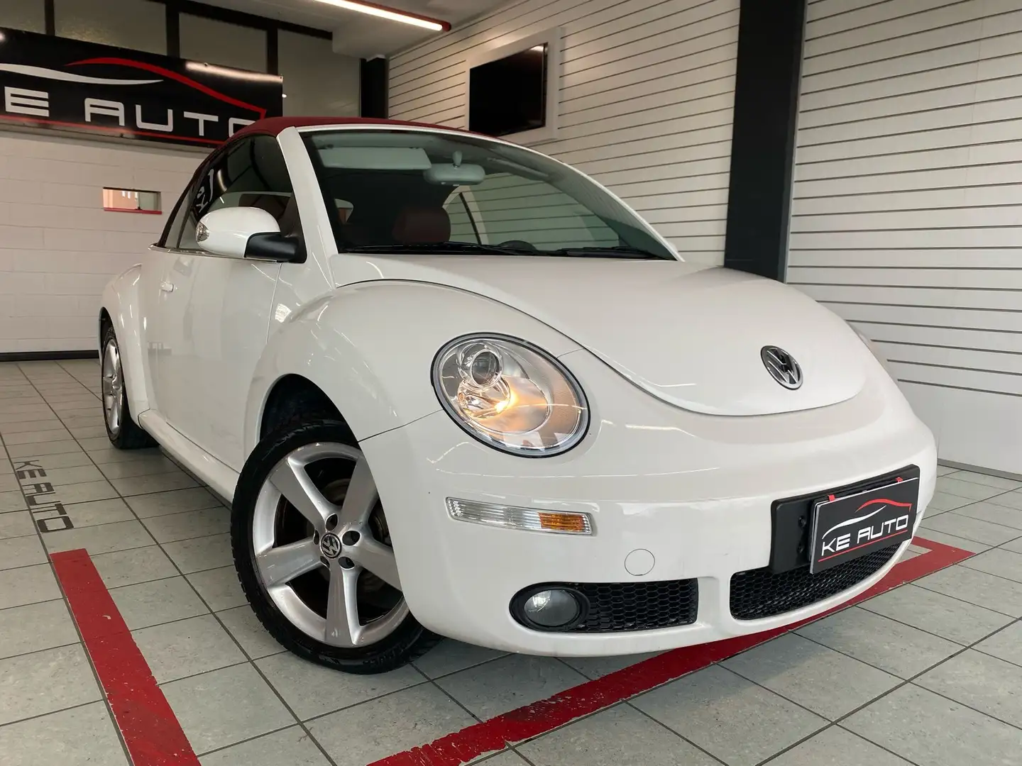 Volkswagen New Beetle Cabrio 1.6 limited Red Edition White - 2