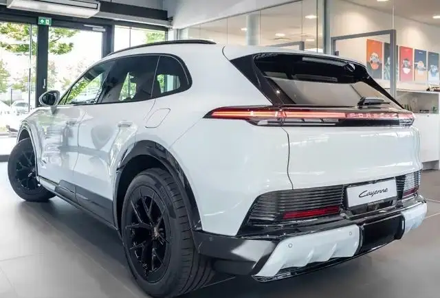 Porsche Cayenne view 3