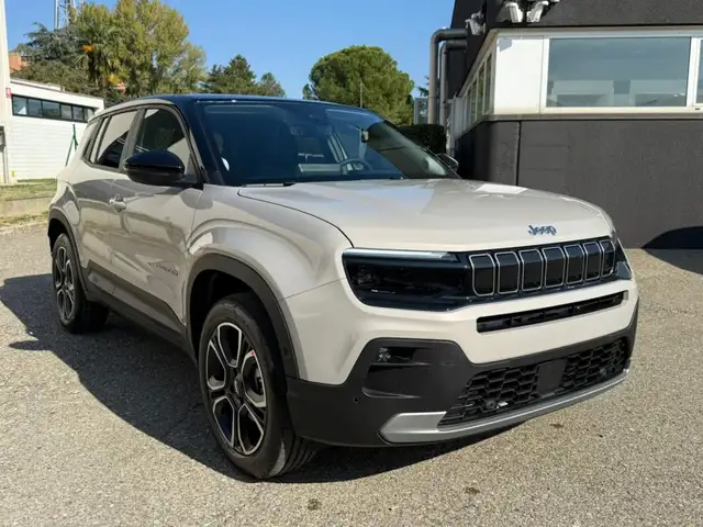 Jeep Avenger view 3