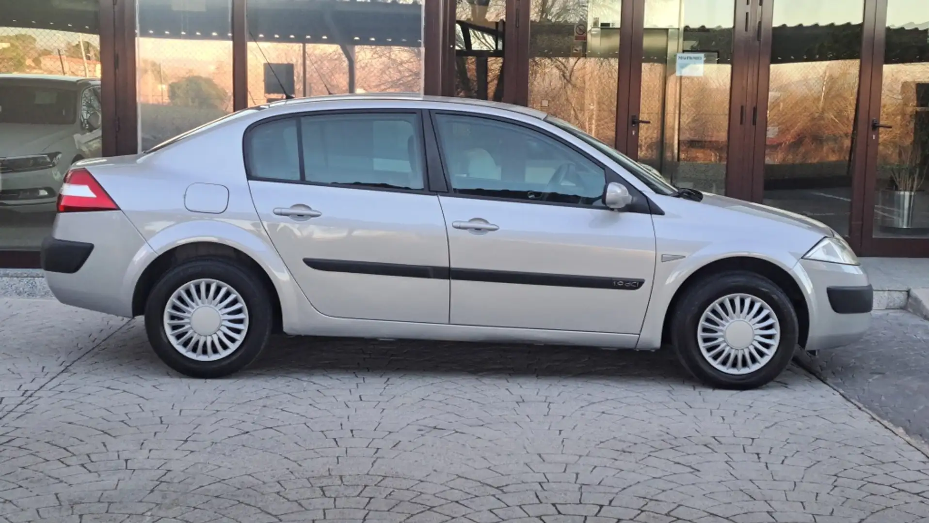Renault Megane Sedán 1.5DCI Confort Expression 100 Gris - 2