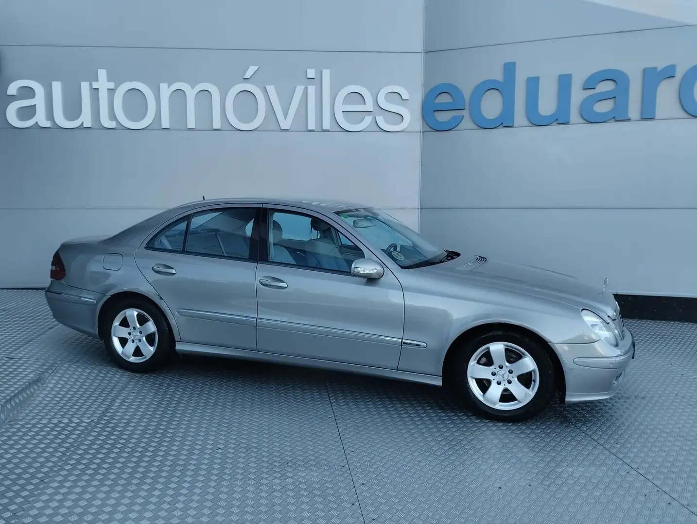 Mercedes-Benz E 200 K CLASSIC Beige - 1