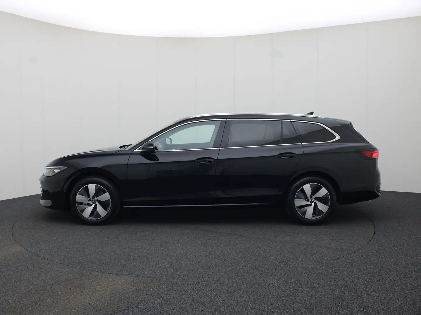 Volkswagen Passat Variant 1.5 eTsi 150pk DSG Business · Navigatie · Camera + Zwart - 2