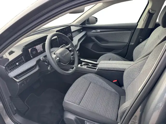 Skoda Superb view 4