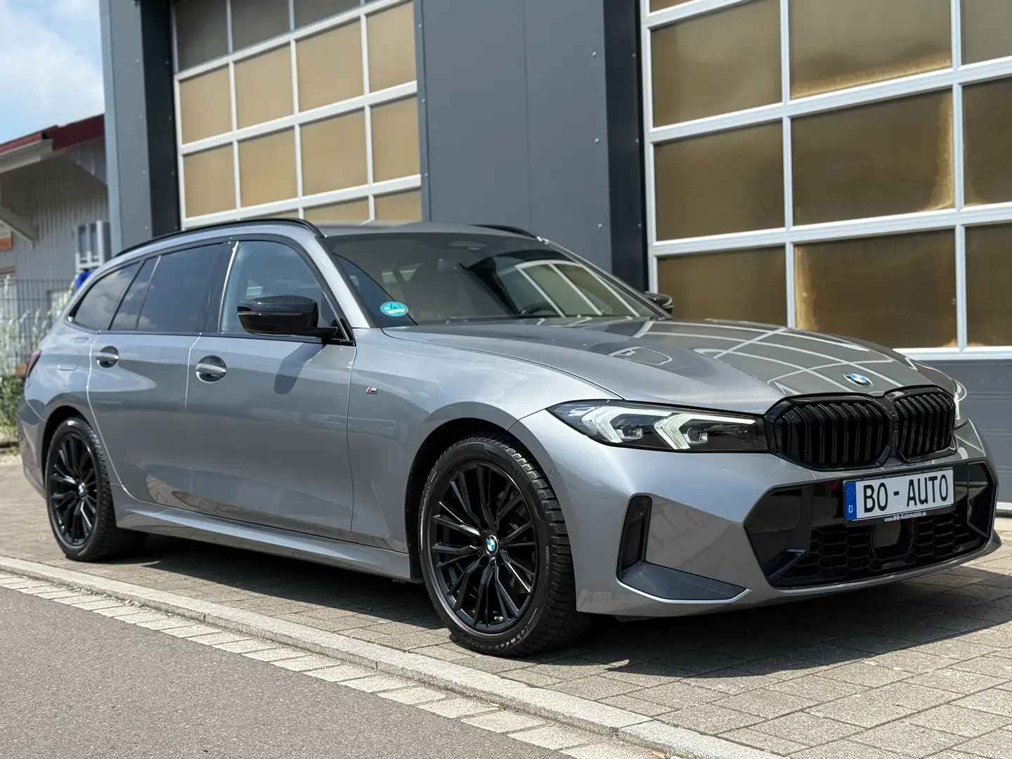 BMW 320 320 d xDrive M-SPORT ACC Spur+ Leder Navi+ DAB 18 Grau - 1