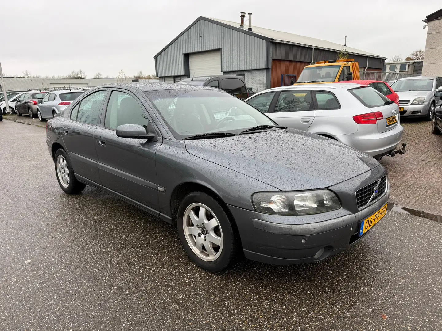 Volvo S60 2.4 Automaat Clima Bj:2004 NAP! Grijs - 2