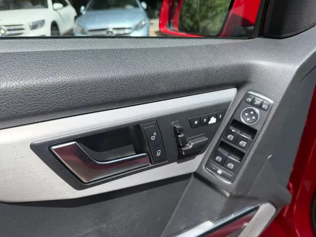 Mercedes-Benz GLK view 11