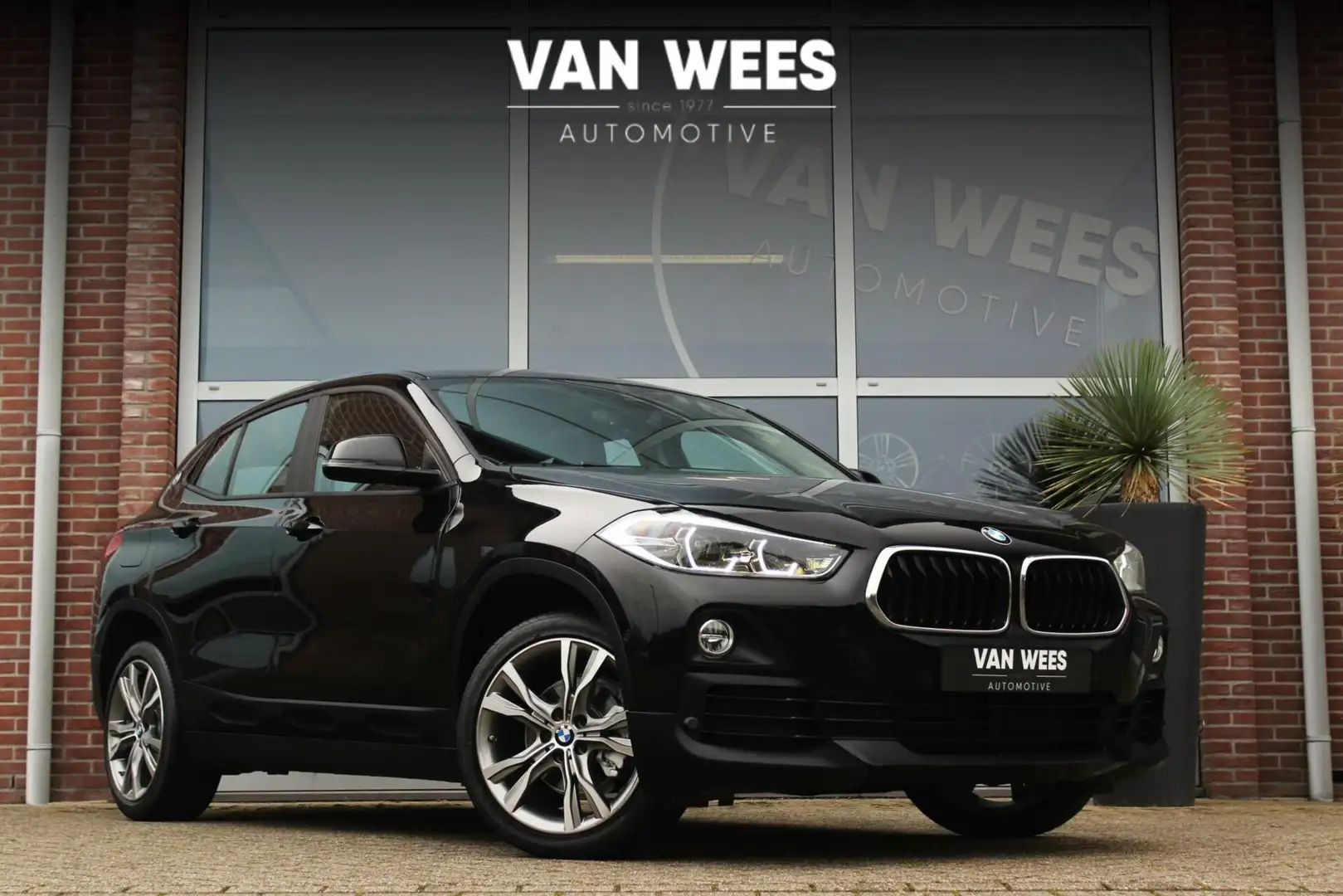 BMW X2 sDrive16d F39 Executive | 1e eigenaar | 18 inch | Zwart - 1