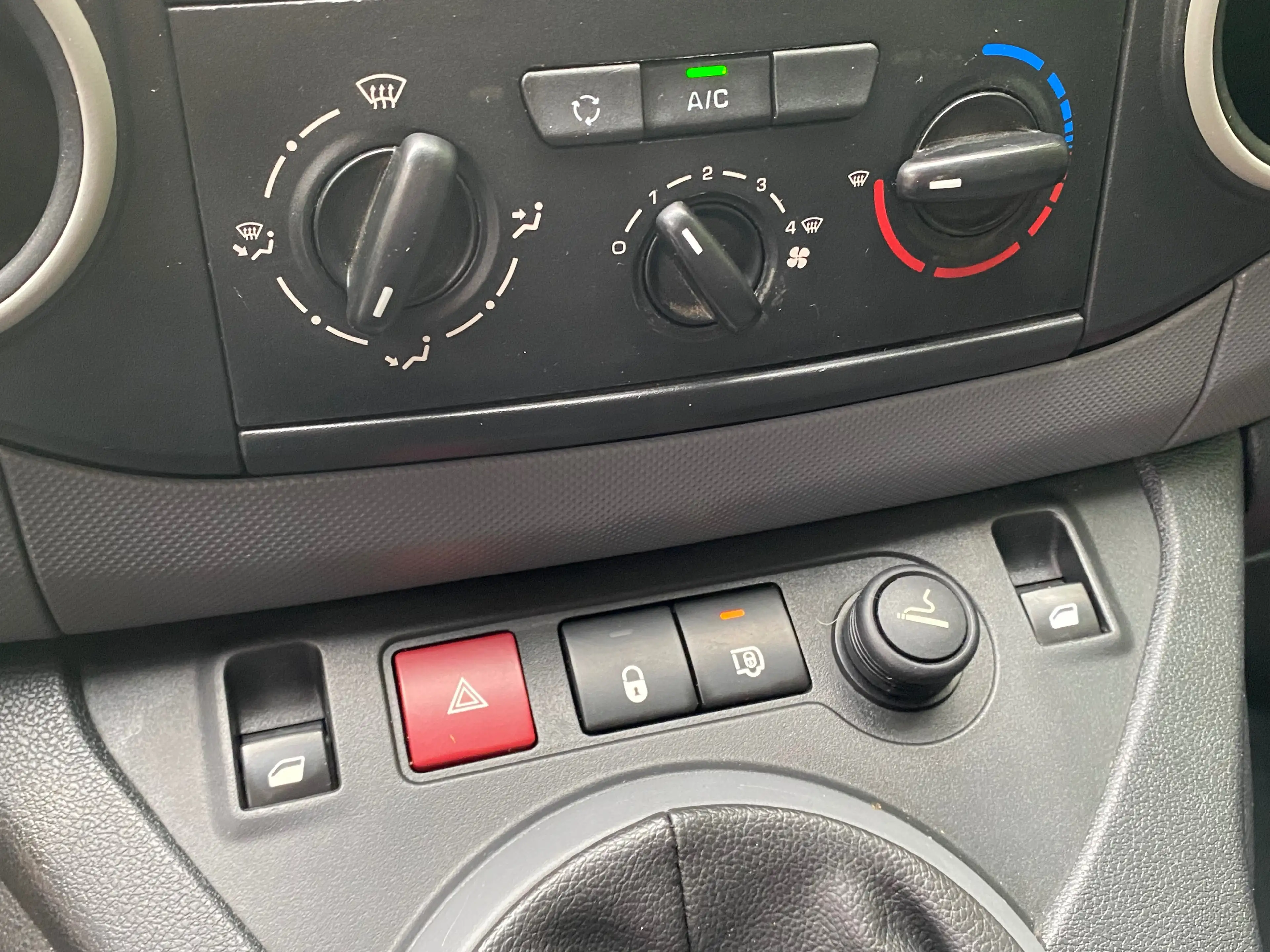 Peugeot Partner 1.6 BlueHDi - AIRCO - 3 PL - ATT REMORQUE - EURO 6B - GARANTIE!!! — photo 13