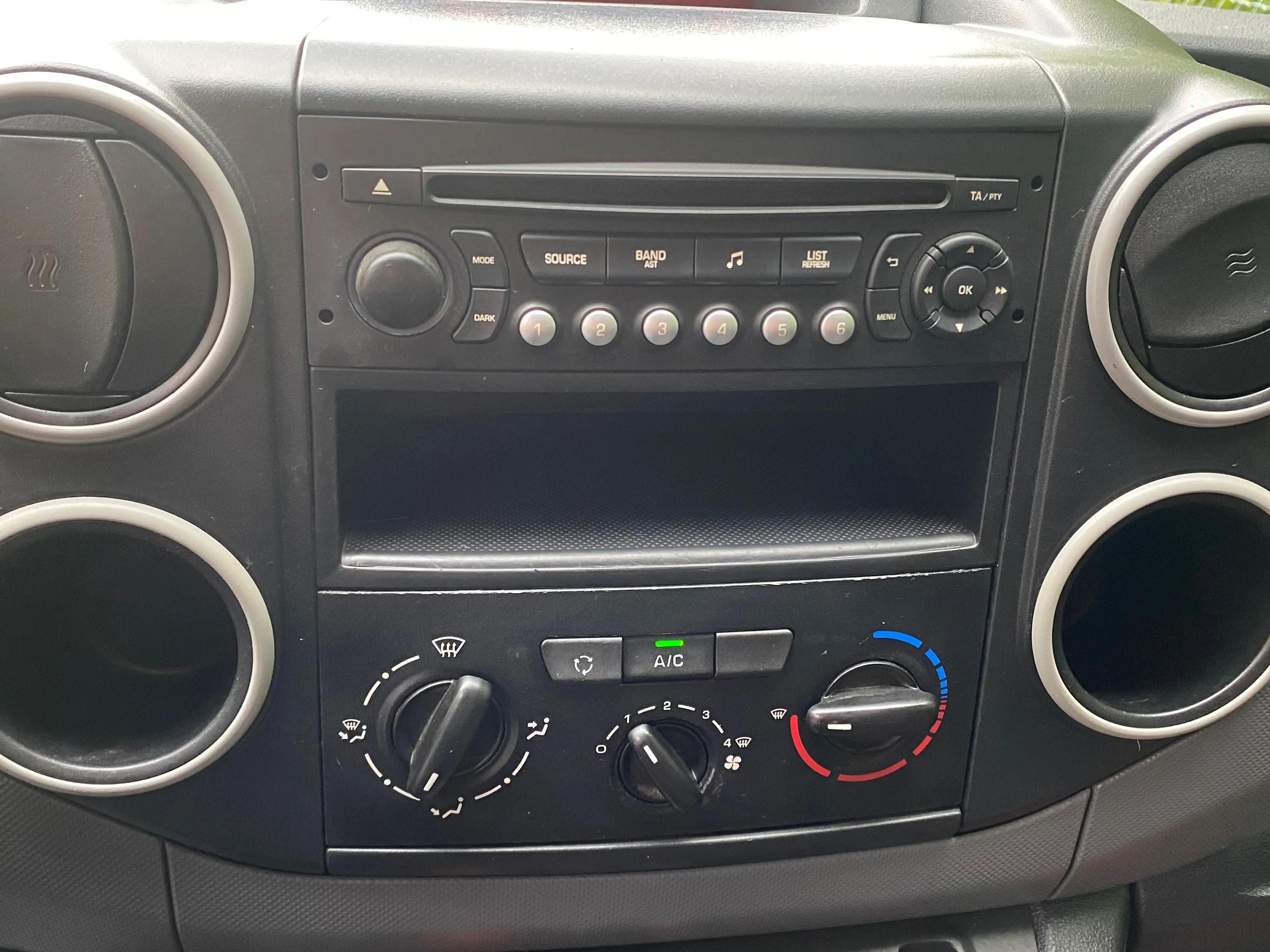 Peugeot Partner 1.6 BlueHDi - AIRCO - 3 PL - ATT REMORQUE - EURO 6B - GARANTIE!!! — photo 11