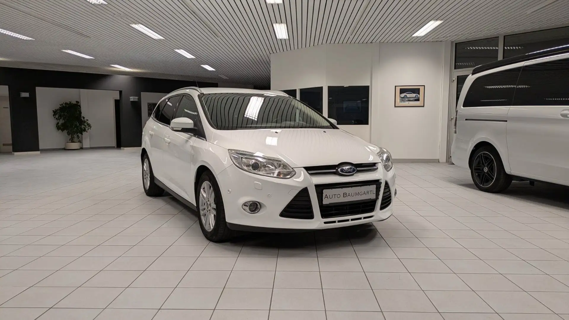 Ford Focus Turnier Titanium Bi-Xenon/Navi/SHZ/Kamera. Weiß - 1