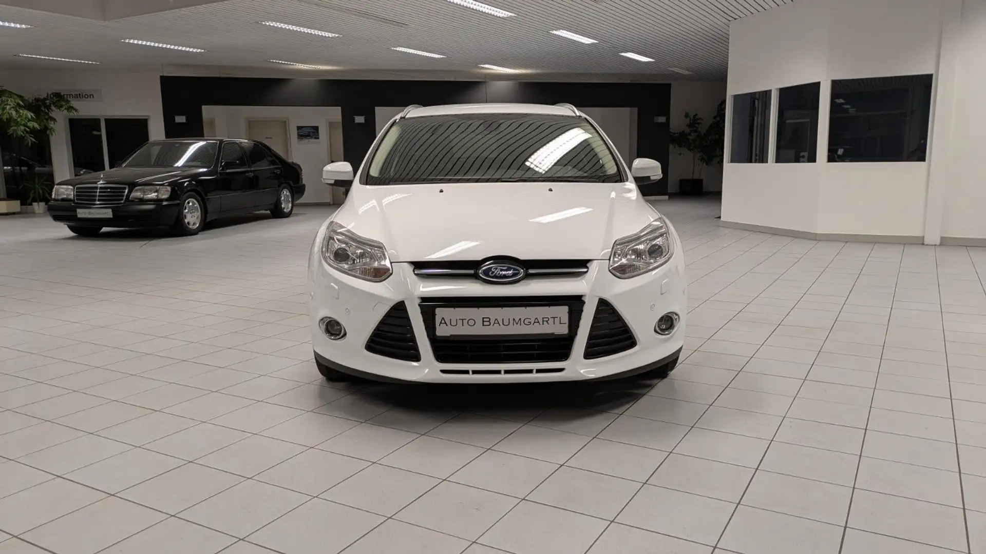 Ford Focus Turnier Titanium Bi-Xenon/Navi/SHZ/Kamera. Weiß - 2