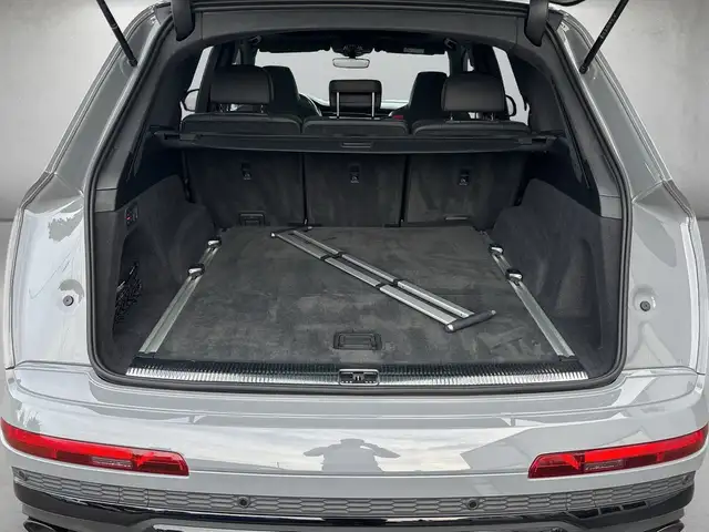 Audi SQ7 view 5