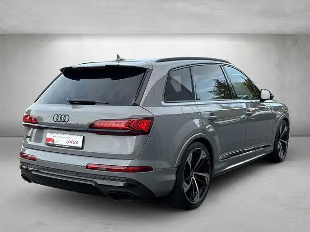 Audi SQ7 view 3
