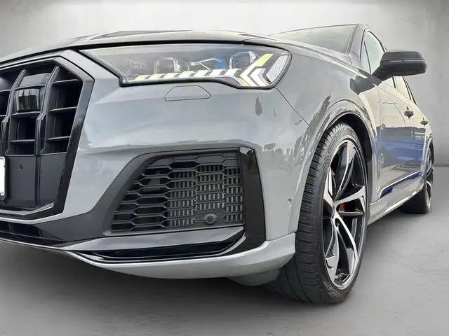 Audi SQ7 view 4