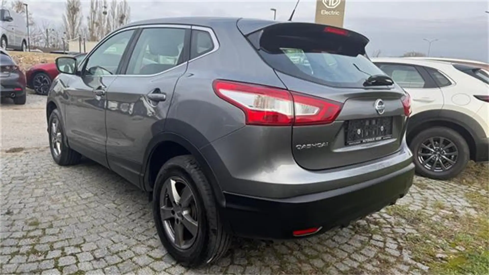Nissan Qashqai QashQai 1,2 DIG-T Visia Grau - 2