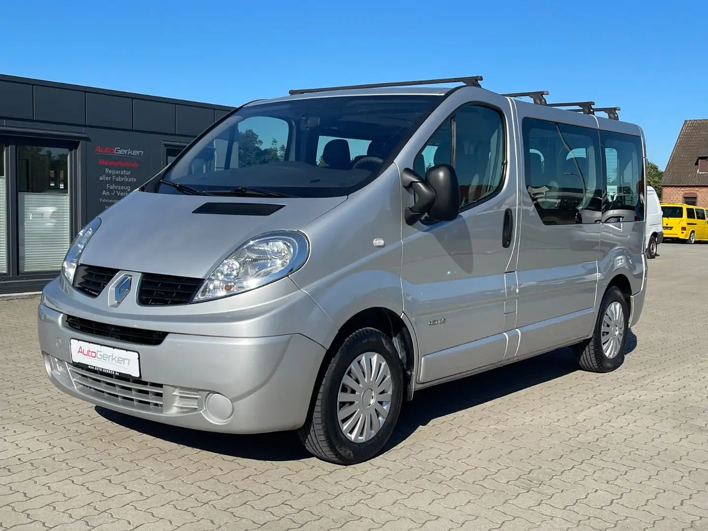 Renault Trafic passenger L1H1 9-Sitzer TÜV NEU AHK Silber - 1