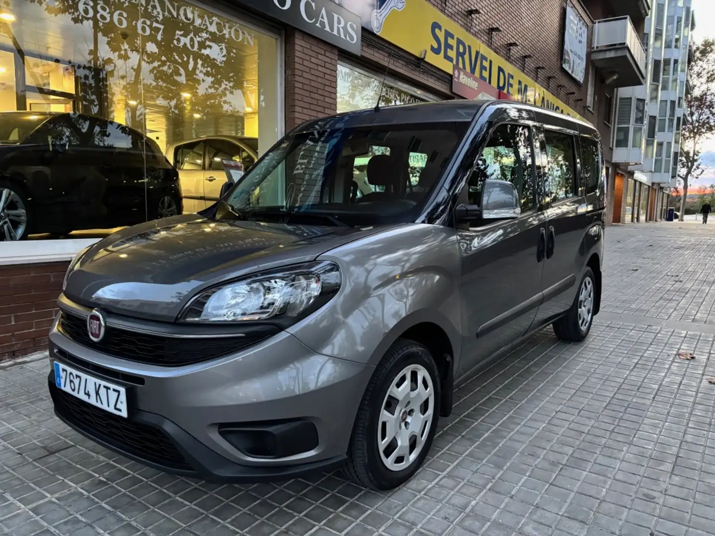 Fiat Doblo Panorama 1.4 T-Jet GNC Corto Lounge Gris - 2