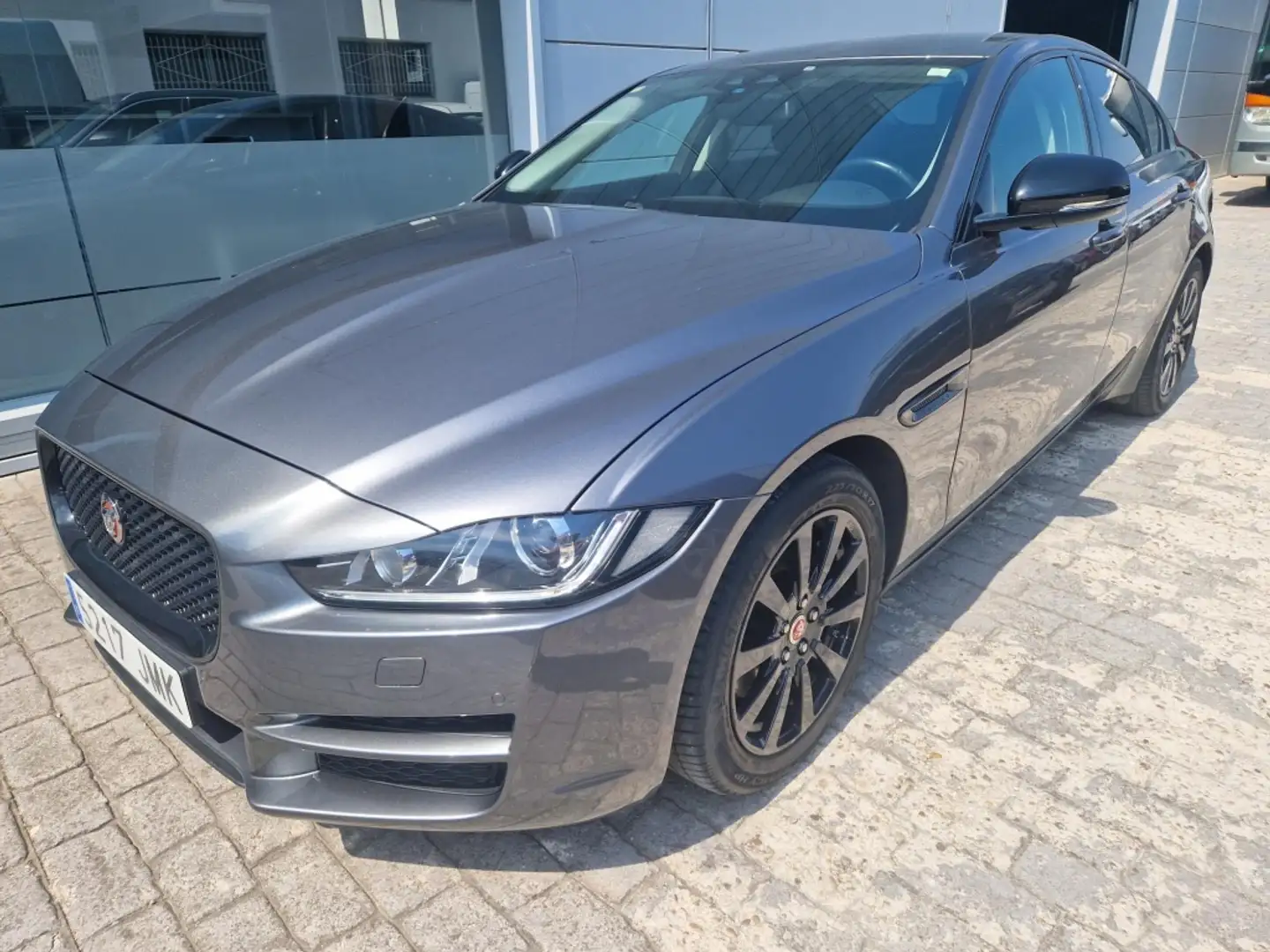 Jaguar XE 2.0 Diesel Pure 180 Gris - 2