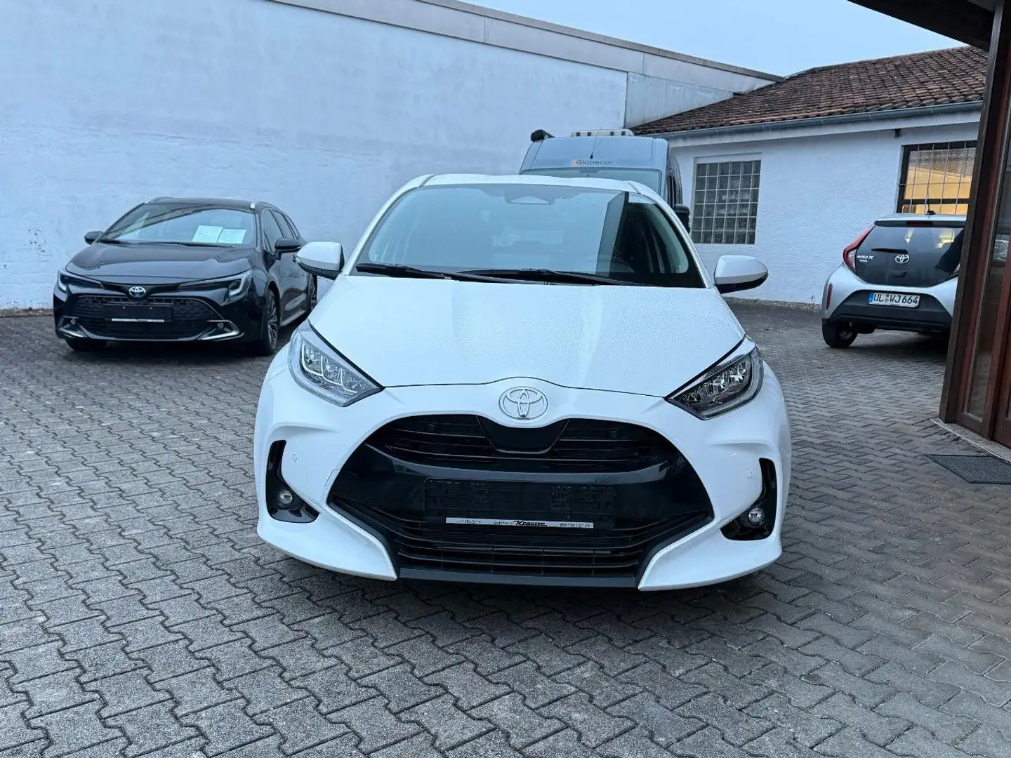 Toyota Yaris 1,5 Hybrid Teamplayer mit Comfort Paket Weiß - 2