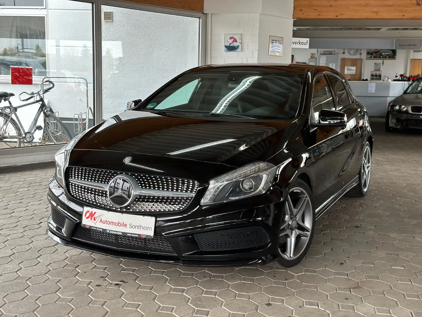 Mercedes-Benz A 180 A180Street Style*SHZ*PDC*Alcantara*Nav*BiXen*AMG Zwart - 1