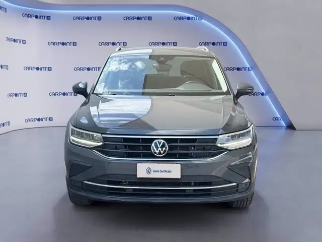 Volkswagen Tiguan view 3