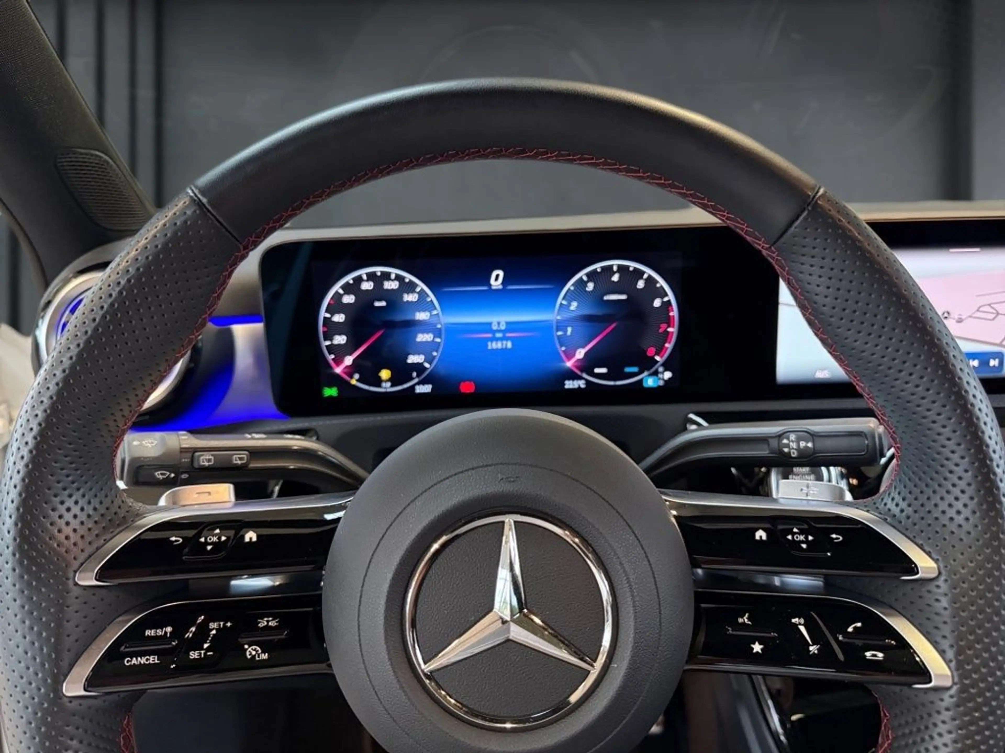Mercedes-Benz A 200 AMG+PANO+AMBIENETE+KEYLESS+TOTW.+CARPLAY — photo 7