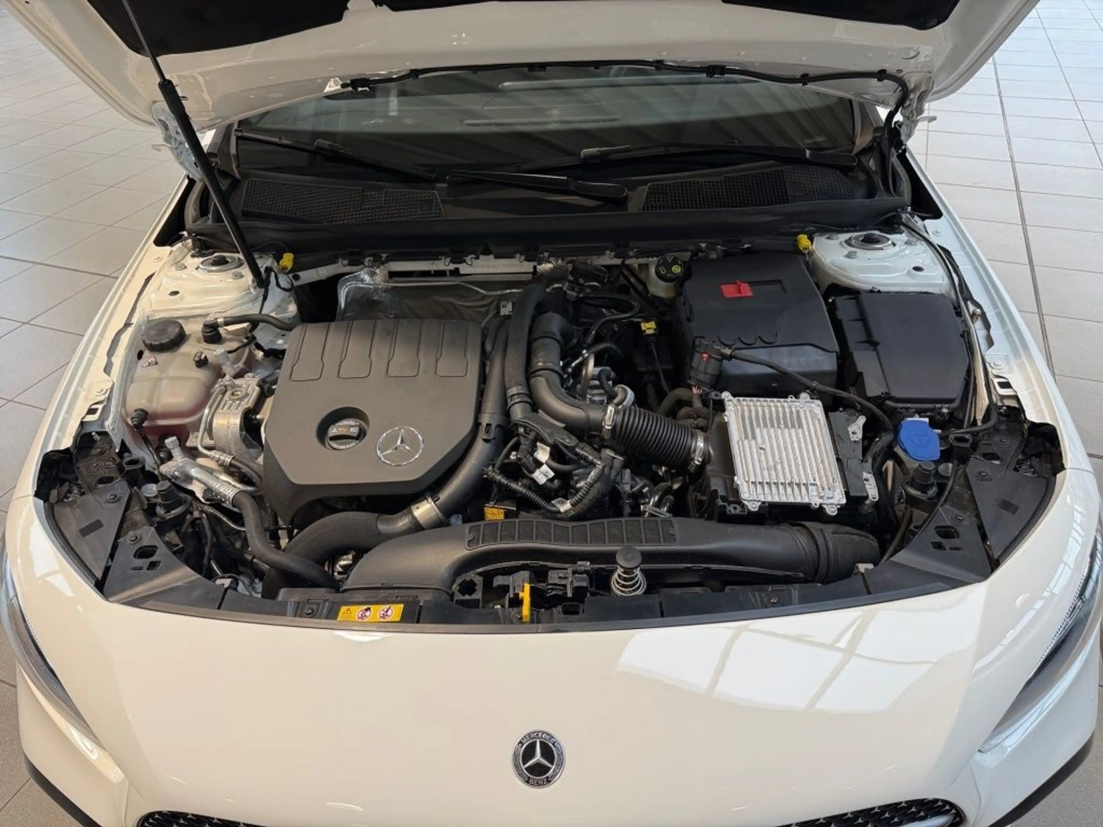 Mercedes-Benz A 200 AMG+PANO+AMBIENETE+KEYLESS+TOTW.+CARPLAY — photo 4
