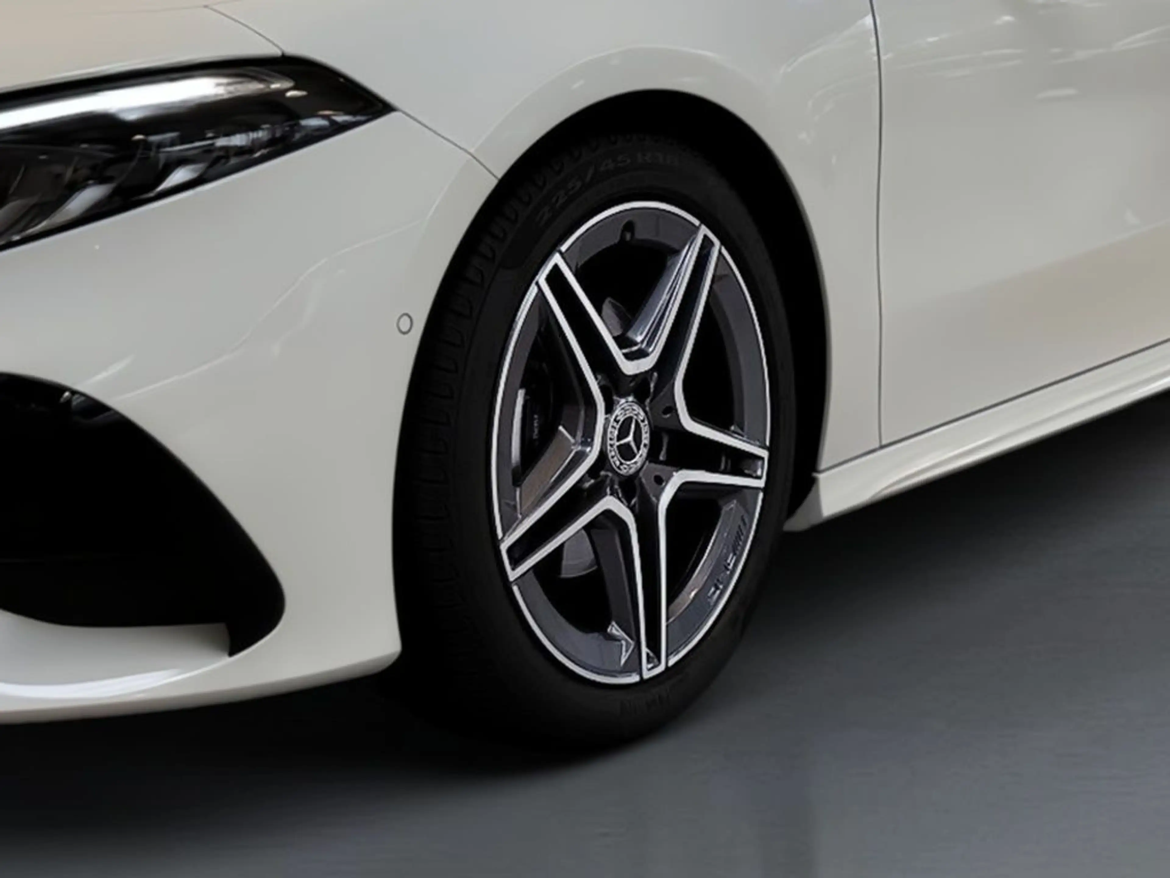 Mercedes-Benz A 200 AMG+PANO+AMBIENETE+KEYLESS+TOTW.+CARPLAY — photo 3