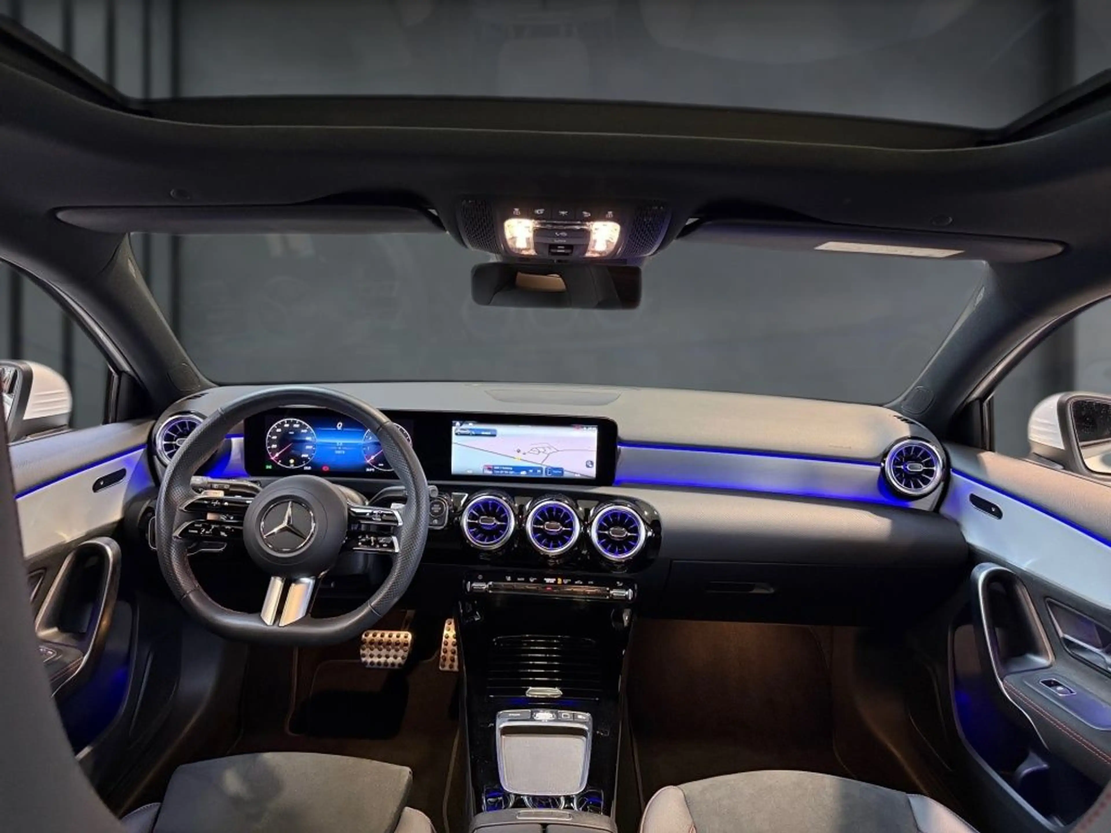 Mercedes-Benz A 200 AMG+PANO+AMBIENETE+KEYLESS+TOTW.+CARPLAY — photo 14