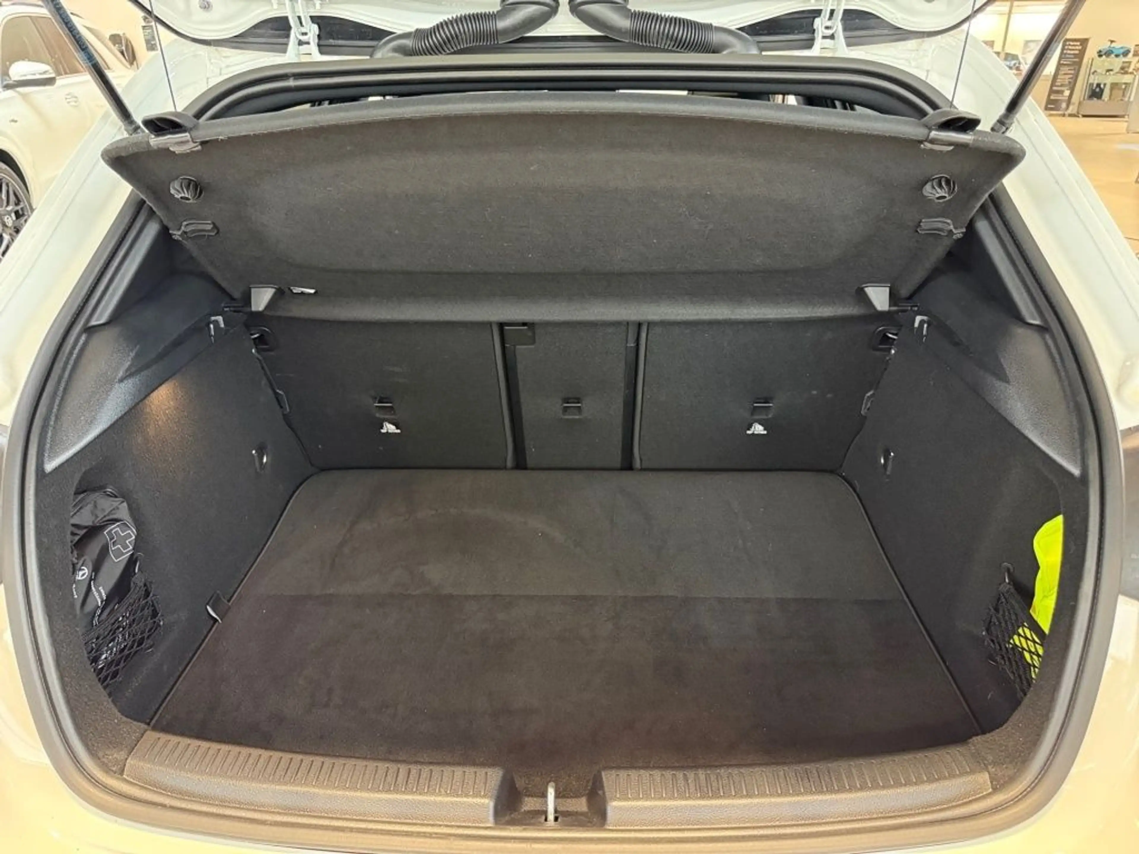 Mercedes-Benz A 200 AMG+PANO+AMBIENETE+KEYLESS+TOTW.+CARPLAY — photo 9