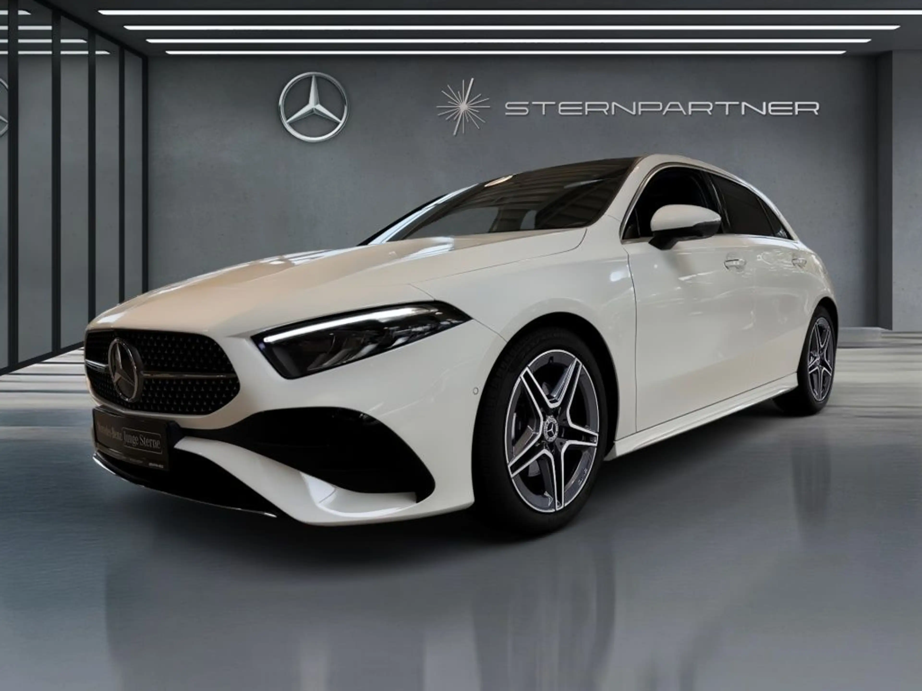 Mercedes-Benz A 200 AMG+PANO+AMBIENETE+KEYLESS+TOTW.+CARPLAY