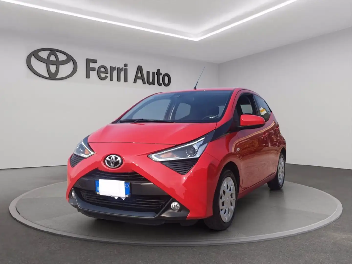 Toyota Aygo 5p 1.0 x-play m-mt 72cv Rosso - 1