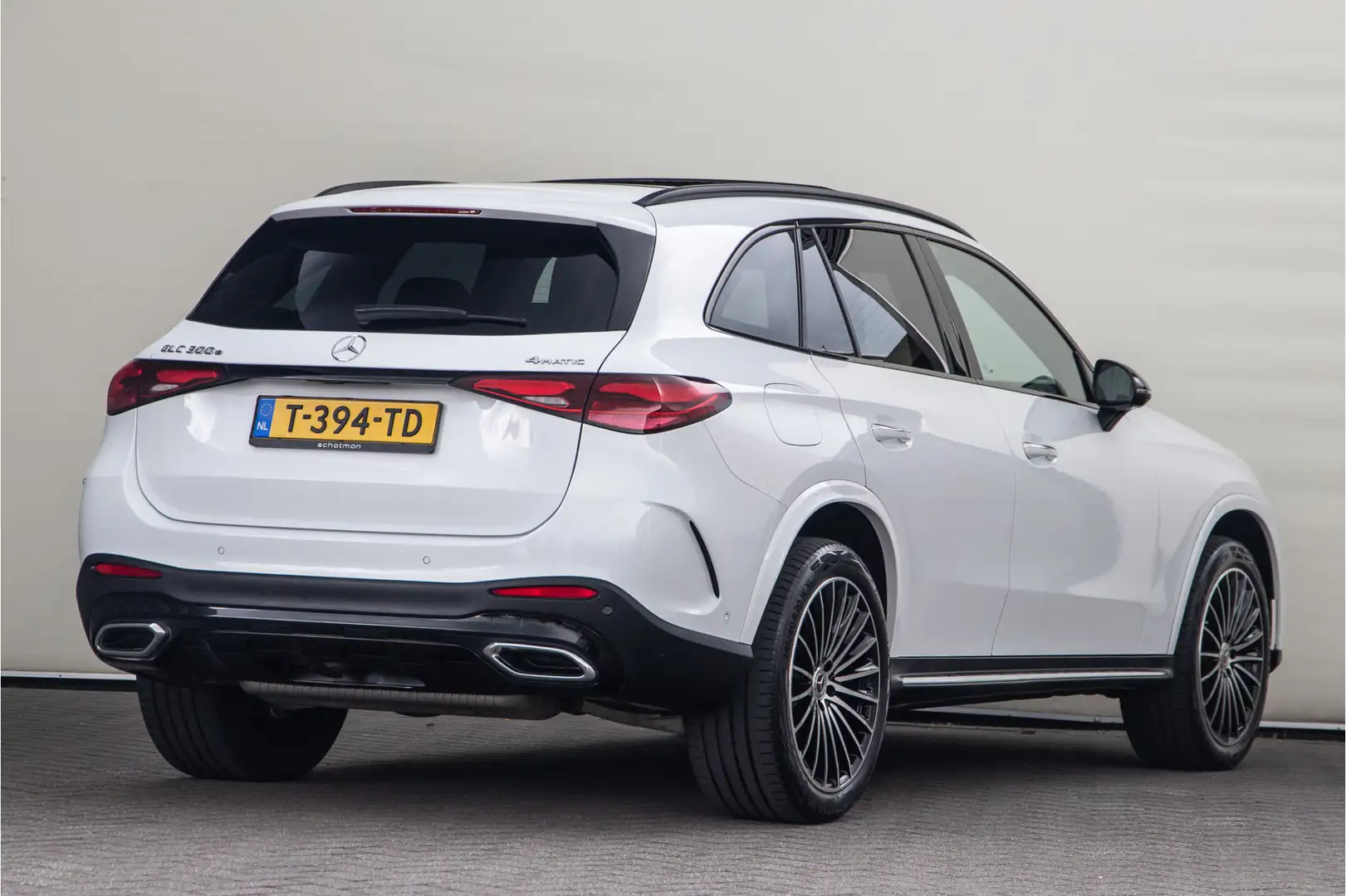 Mercedes-Benz GLC 300 300e 4MATIC AMG Premium Plus, Pano, Massage, Burme Wit - 2