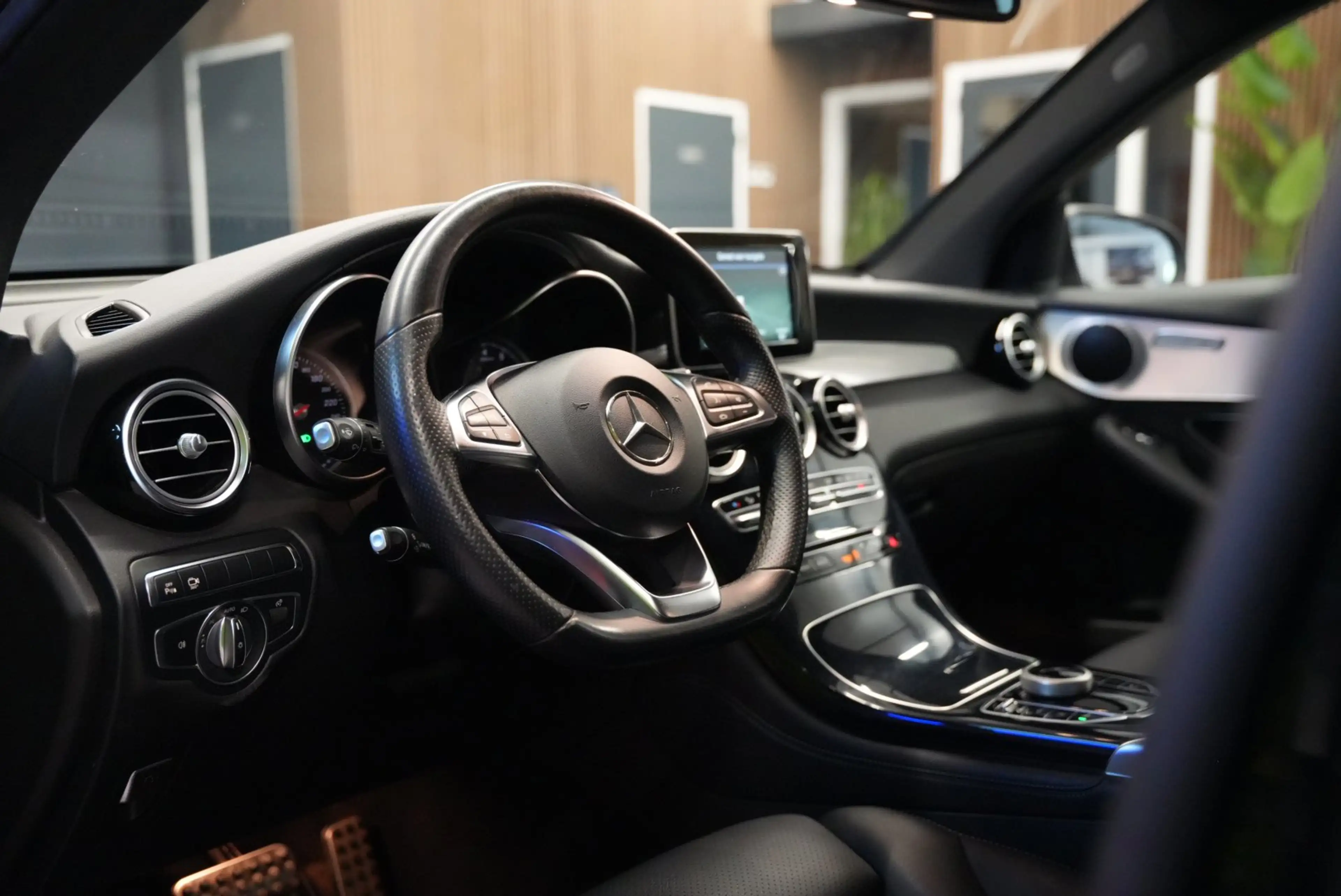 Mercedes-Benz GLC 250 4MATIC AMG / Luchtvering / Trekhaak / 360 Camera / — photo 4