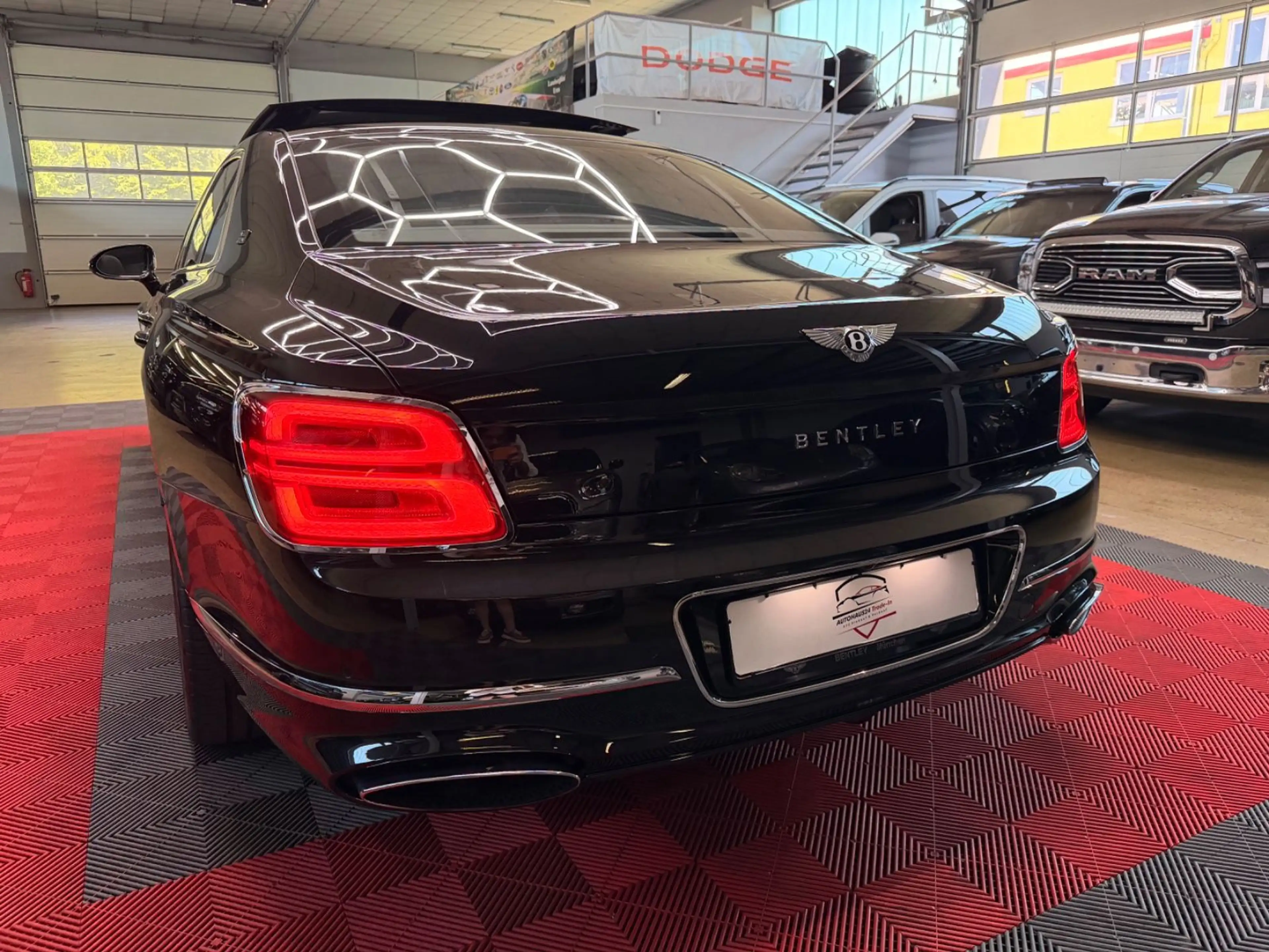 Bentley Flying Spur 6.0 W12 Mulliner First Edition Pano — photo 12