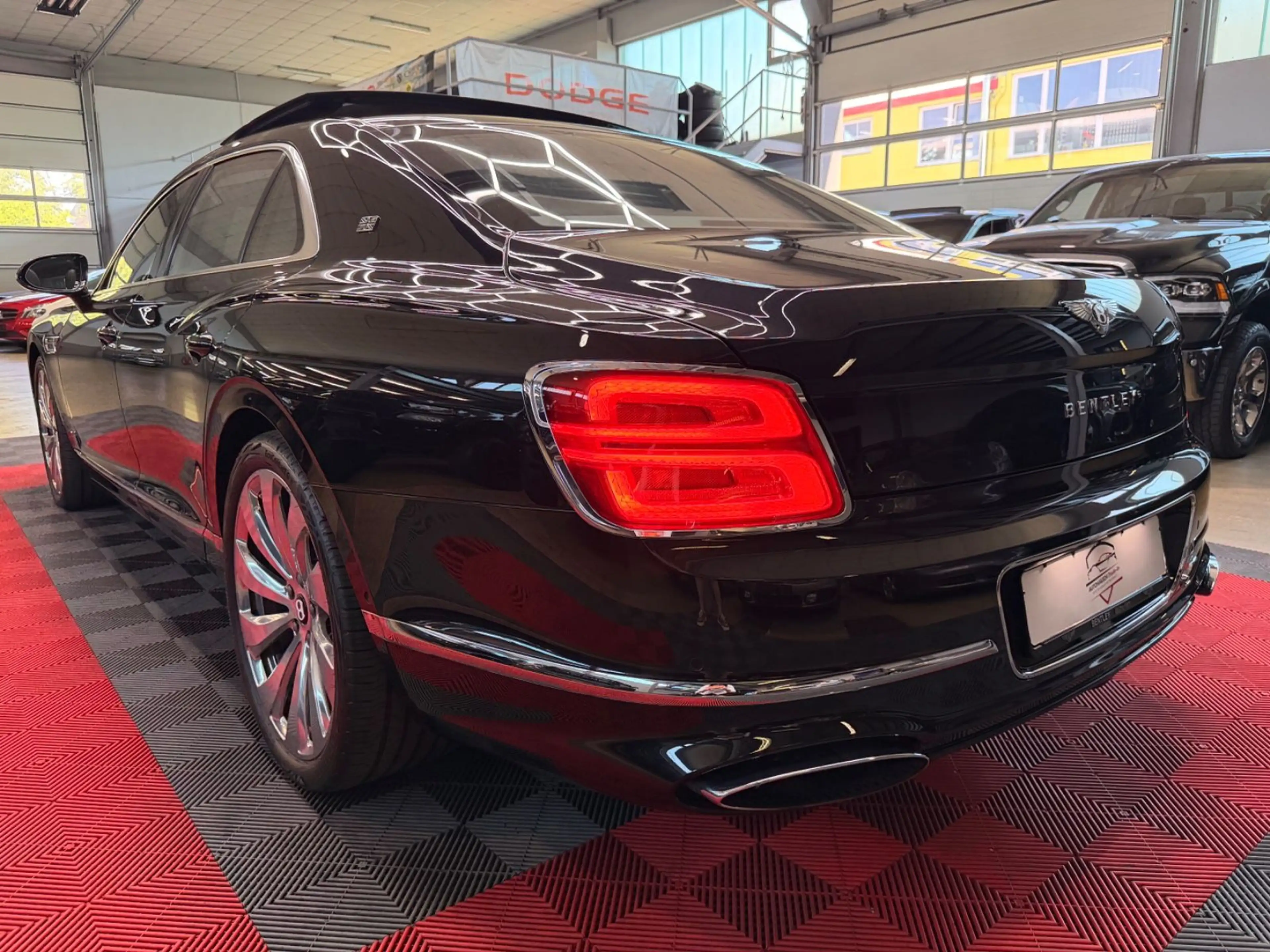 Bentley Flying Spur 6.0 W12 Mulliner First Edition Pano — photo 7