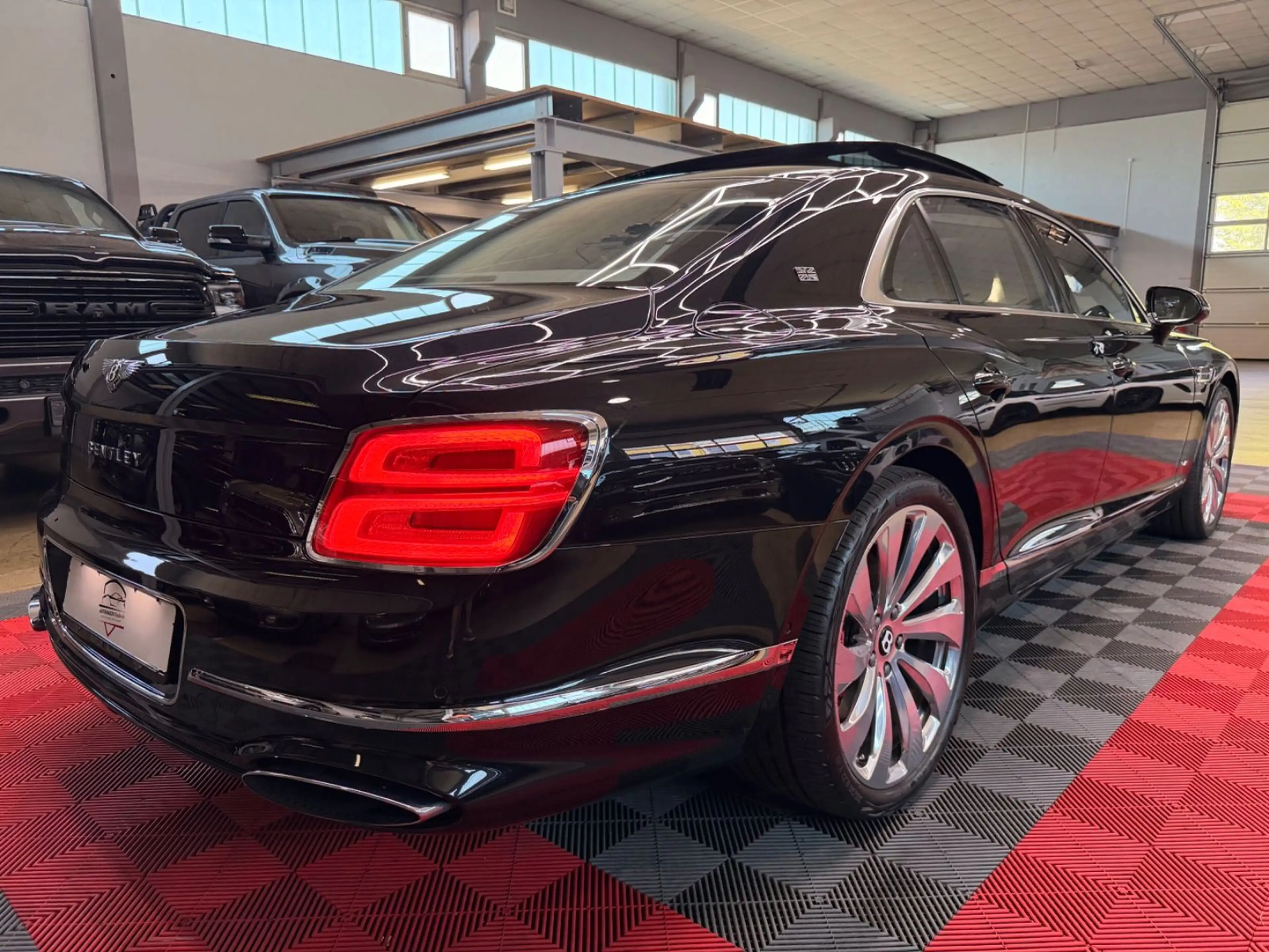 Bentley Flying Spur 6.0 W12 Mulliner First Edition Pano — photo 15