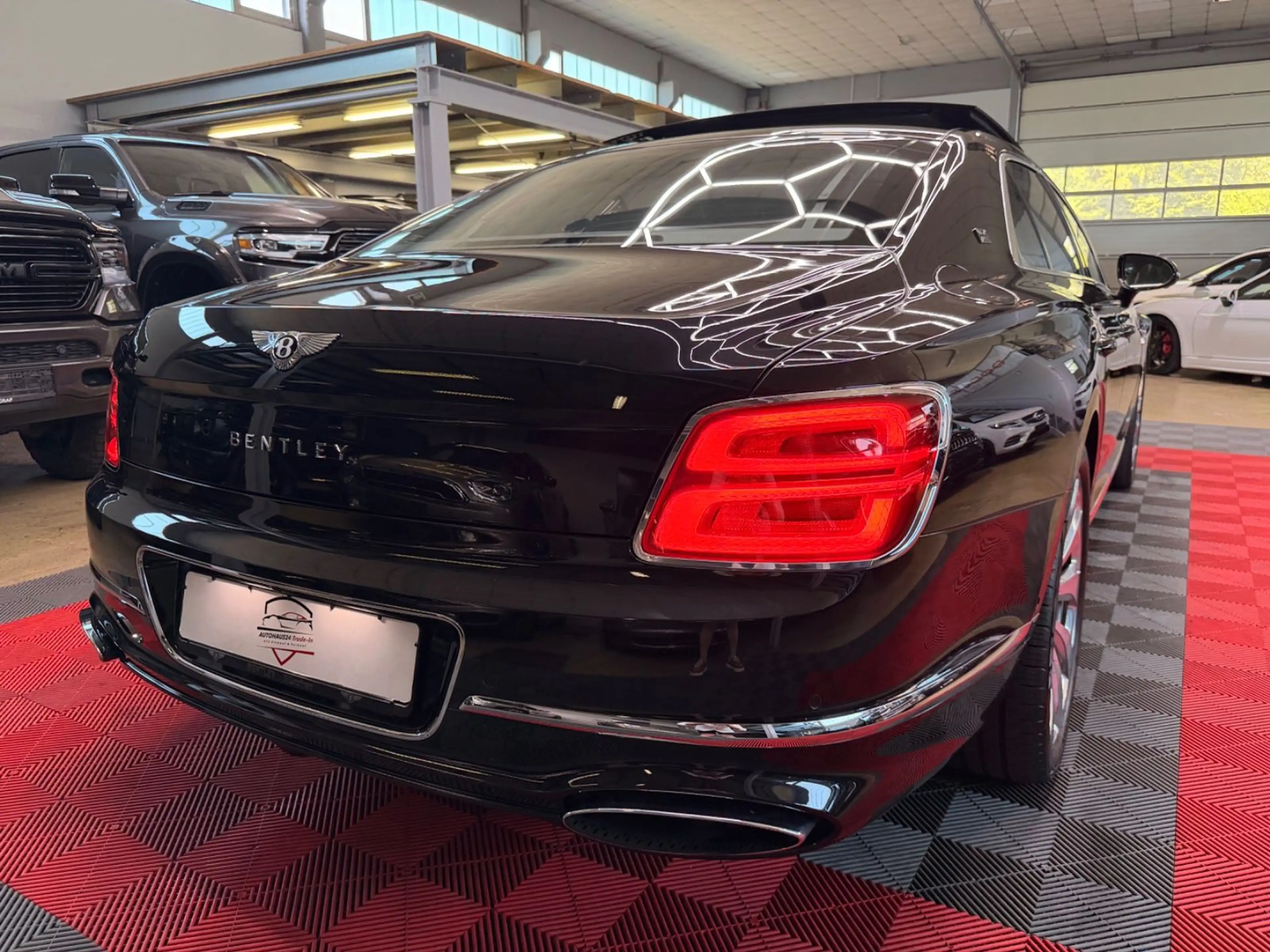 Bentley Flying Spur 6.0 W12 Mulliner First Edition Pano — photo 10