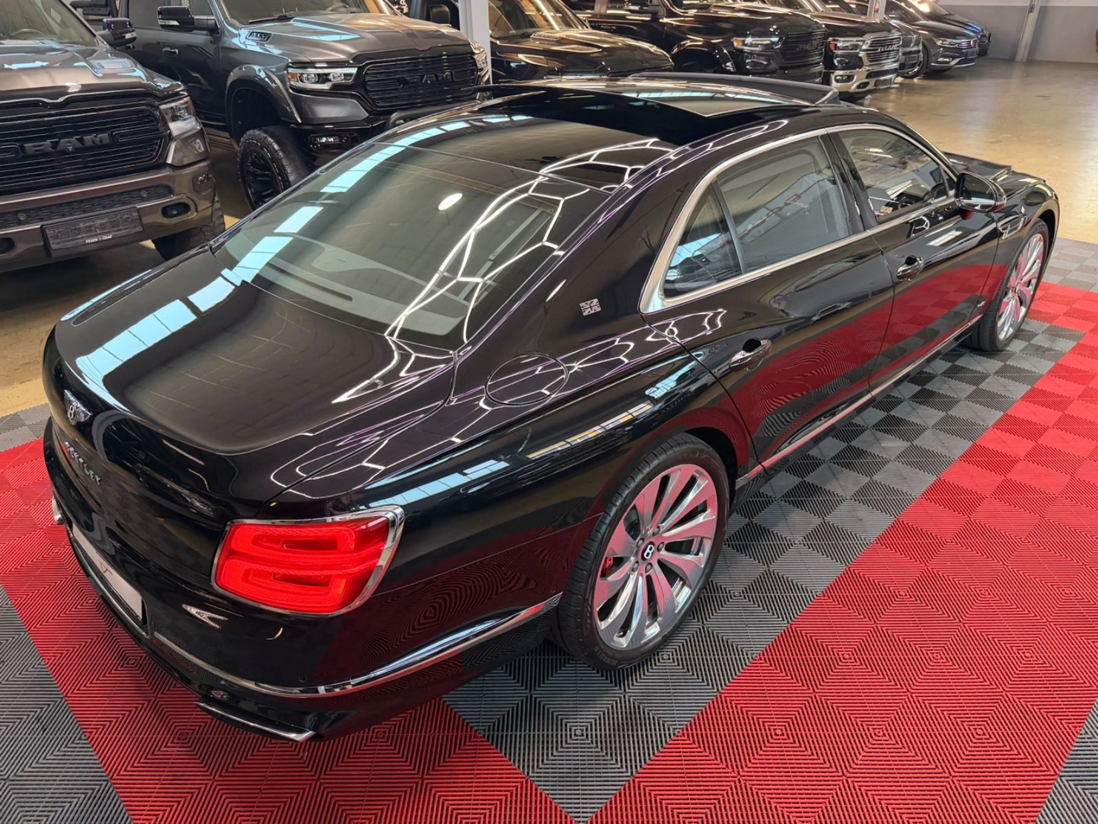 Bentley Flying Spur 6.0 W12 Mulliner First Edition Pano — photo 14