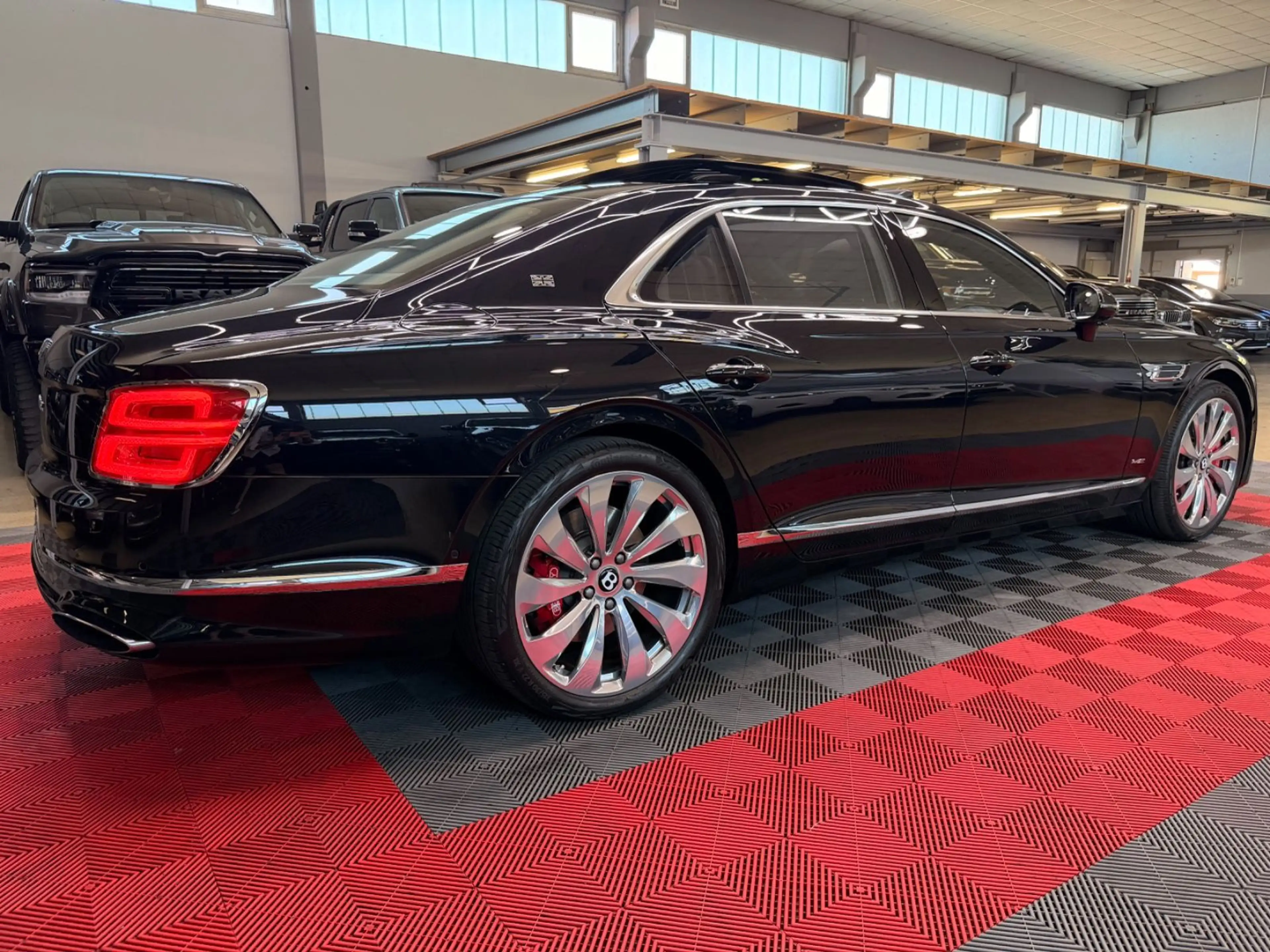 Bentley Flying Spur 6.0 W12 Mulliner First Edition Pano — photo 13