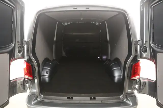 Volkswagen Transporter view 3