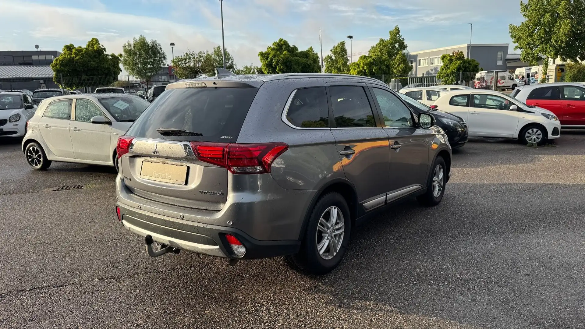 Mitsubishi Outlander TOP 4WD *Automatik* 7-Sitze AHK SHD Gris - 2