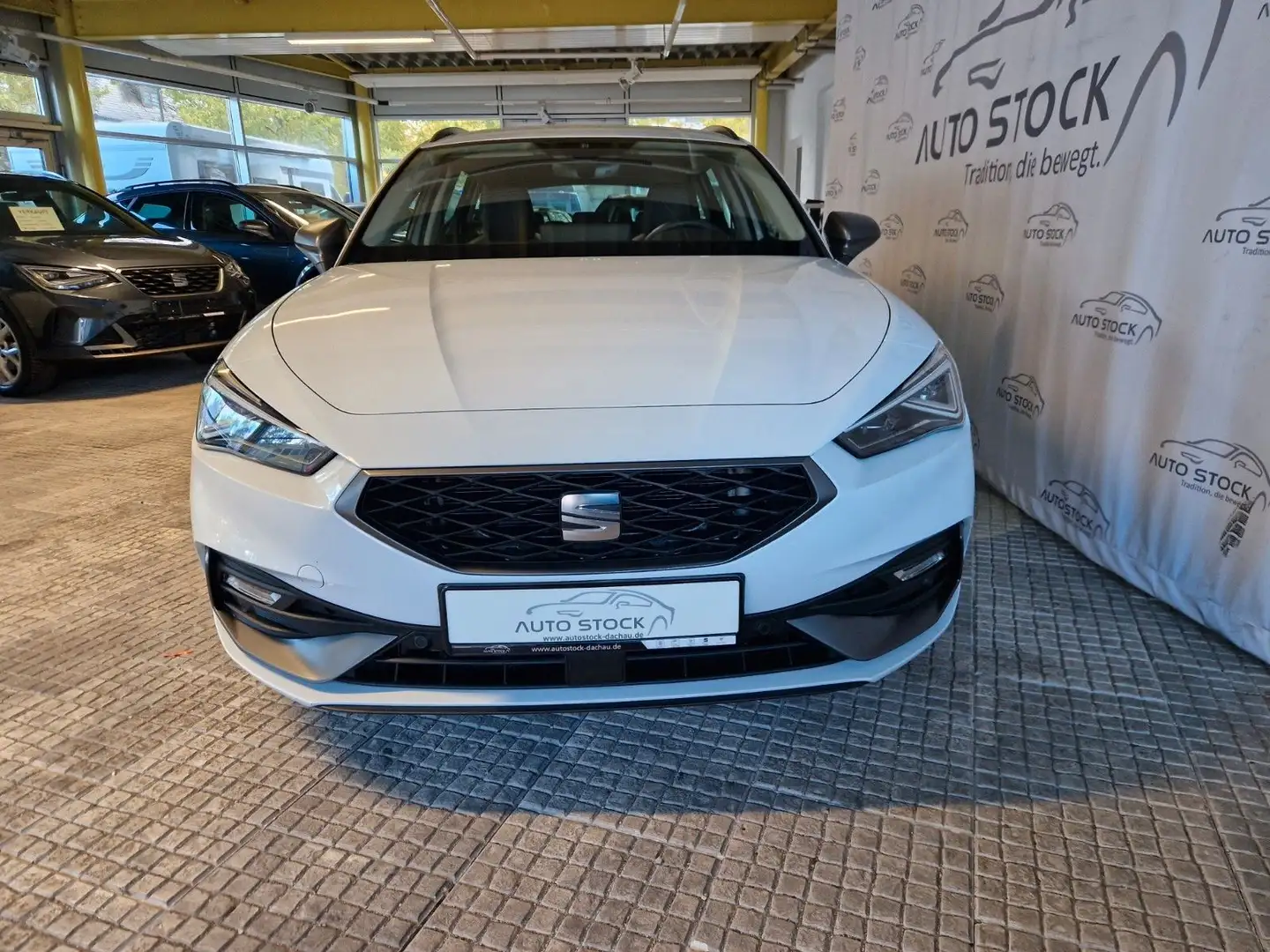 SEAT Leon ST 1.5eTSI DSG FR LED Navi PDC Sitzheizung Weiß - 2